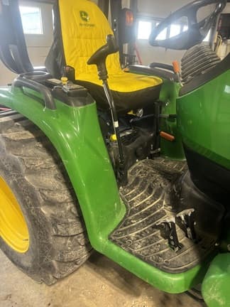 Image of John Deere 3039R equipment image 4