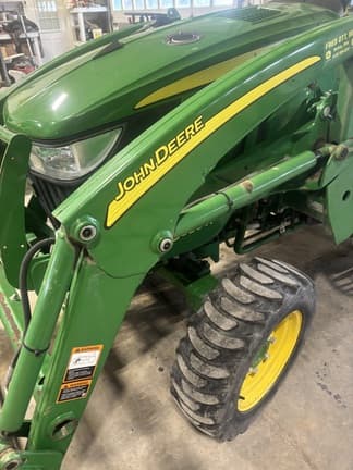 Image of John Deere 3039R equipment image 2