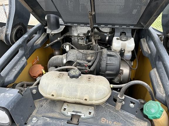 Image of John Deere 320E equipment image 3