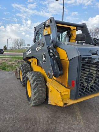 Image of John Deere 330G equipment image 2