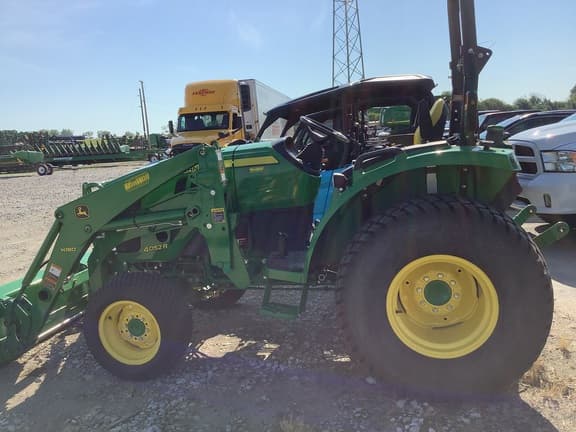 Image of John Deere 4052R equipment image 4