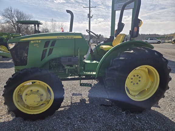 Image of John Deere 5075E equipment image 2