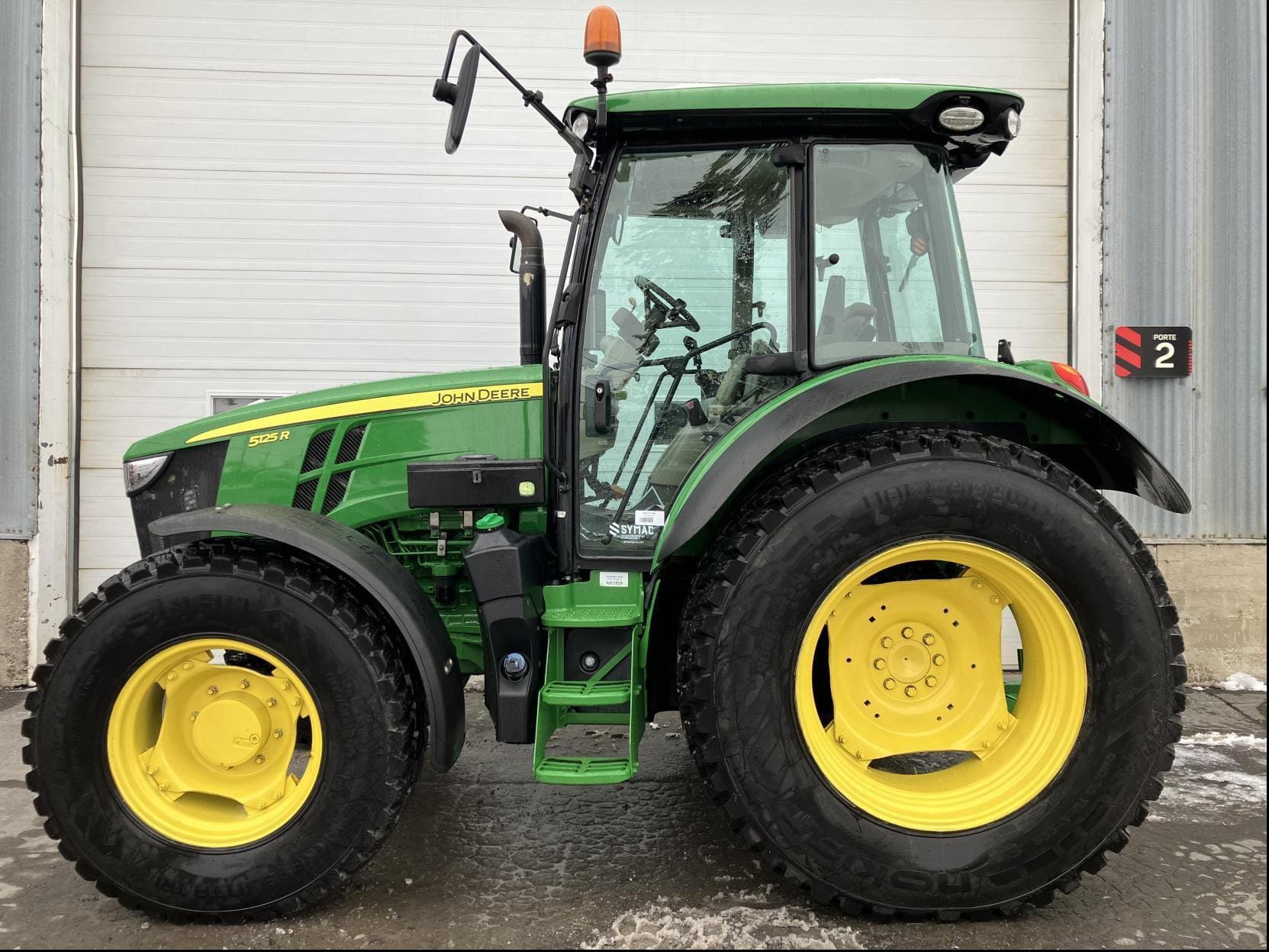 2017 John Deere 5125R Equipment Image0