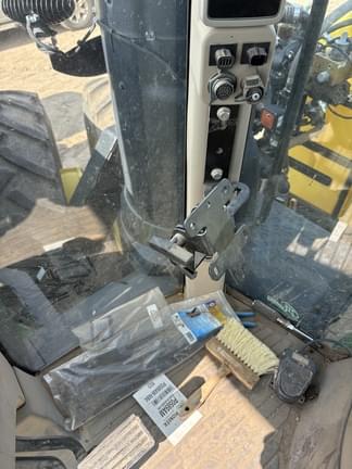 Image of John Deere 8245R equipment image 4
