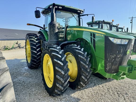 Image of John Deere 8370R equipment image 1