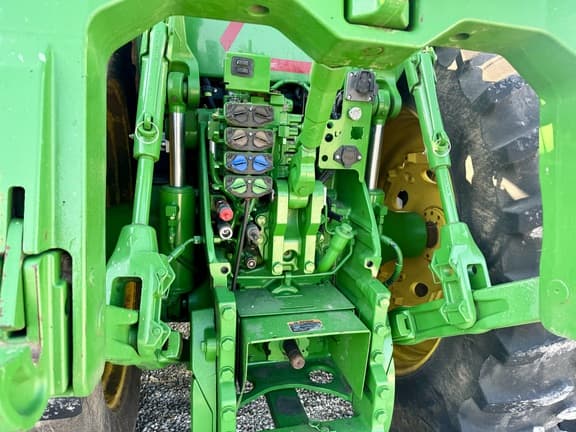 Image of John Deere 8370R equipment image 3