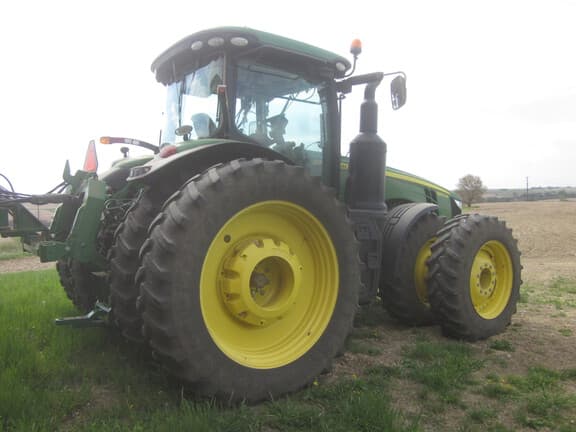 Image of John Deere 8370R equipment image 2