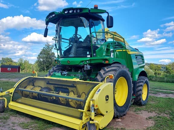 Image of John Deere 8400 equipment image 1
