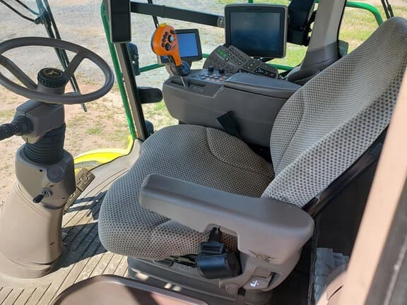 Image of John Deere 8400 equipment image 4