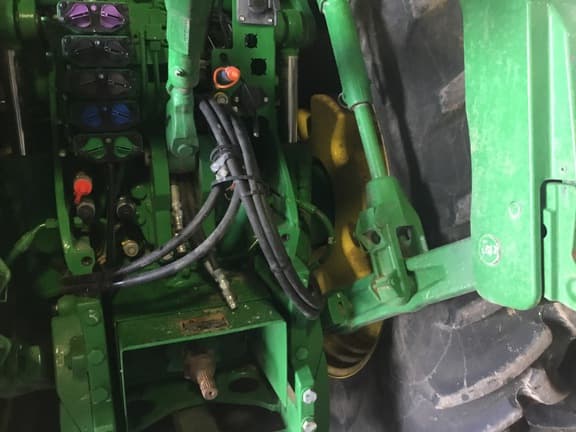 Image of John Deere 8400R equipment image 3