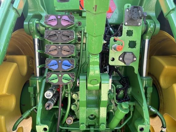 Image of John Deere 8400R equipment image 4