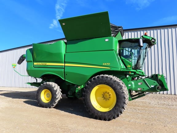 2017 John Deere S670 Equipment Image0