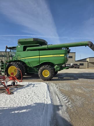 Image of John Deere S670 equipment image 1