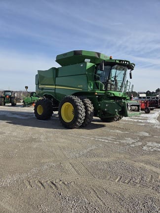 2017 John Deere S670 Equipment Image0