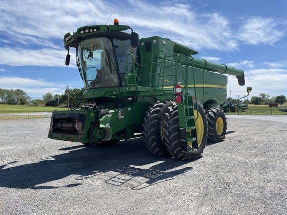 2017 John Deere S670 Equipment Image0