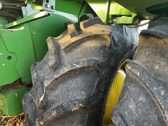 Image of John Deere S680 equipment image 4