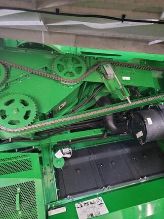 Image of John Deere S680 equipment image 1