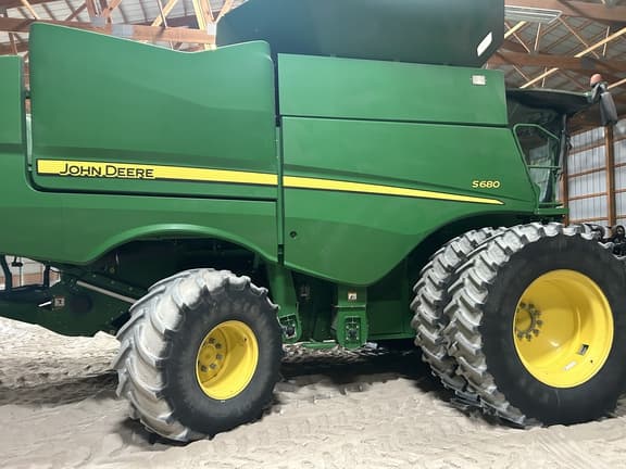 Image of John Deere S680 equipment image 1