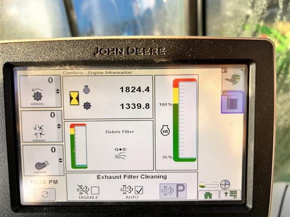 Image of John Deere S690 equipment image 2