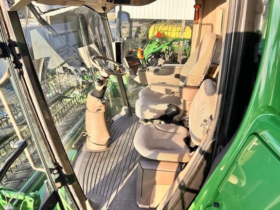 Image of John Deere S690 equipment image 4