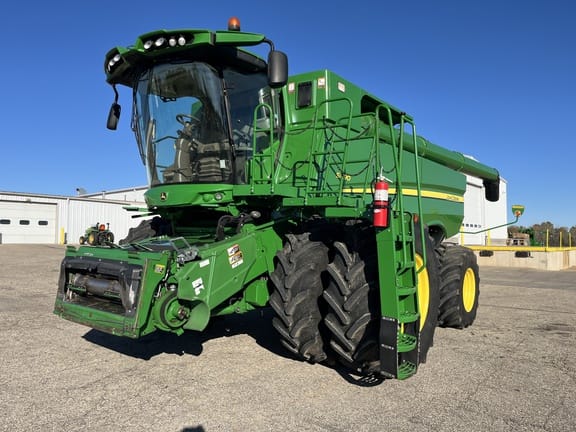 Main image John Deere S690