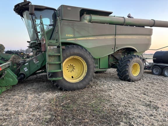 Image of John Deere S690 equipment image 1