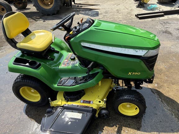 Image of John Deere X390 equipment image 1