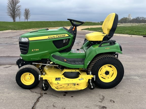 2017 John Deere X734 Equipment Image0