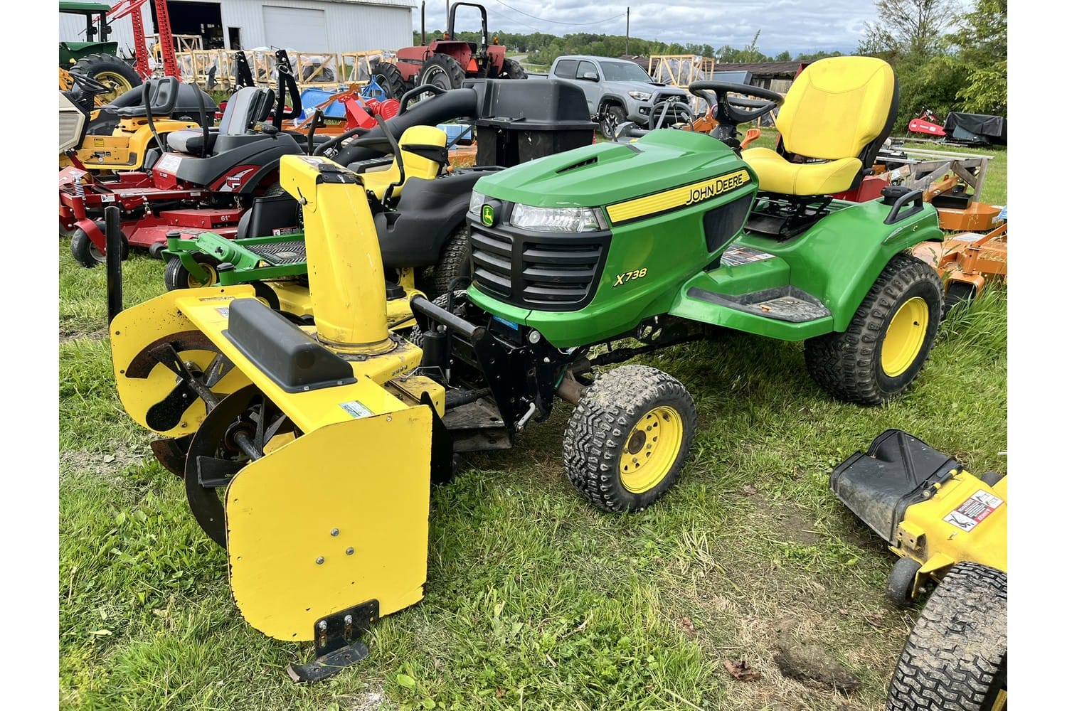 2017 John Deere X738 Equipment Image0