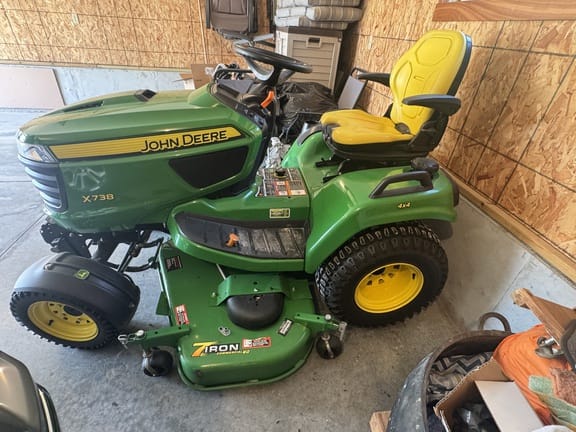 2017 John Deere X738 Equipment Image0