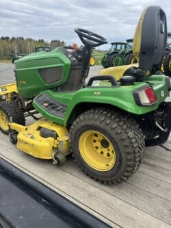 Image of John Deere X758 equipment image 2