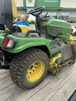 Image of John Deere X758 equipment image 3