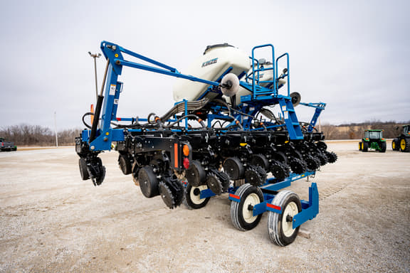 Image of Kinze 3500 equipment image 3
