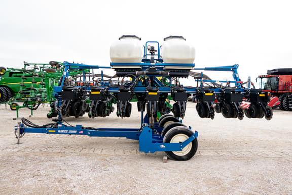 Image of Kinze 3500 equipment image 1
