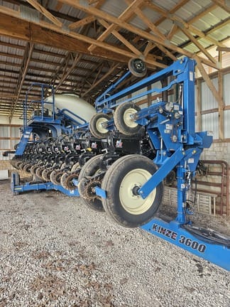 2017 Kinze 3600 Equipment Image0