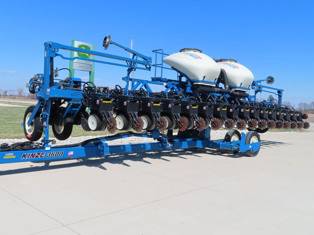 2017 Kinze 3600 Equipment Image0