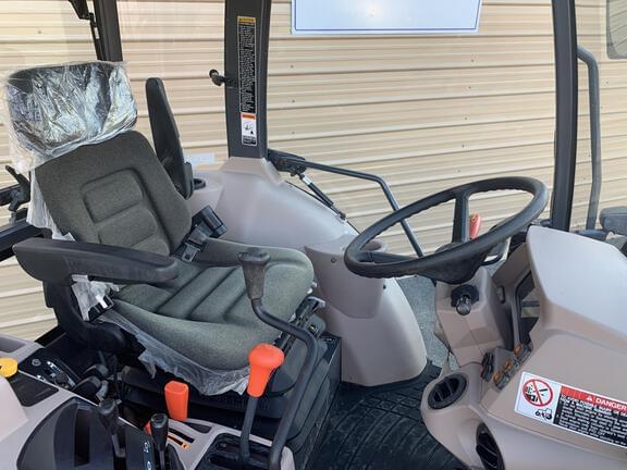 Image of Kubota M7060 equipment image 4