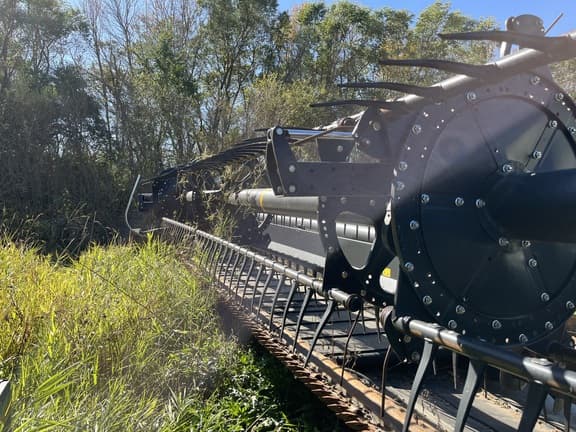 Image of MacDon FD75-40 equipment image 4