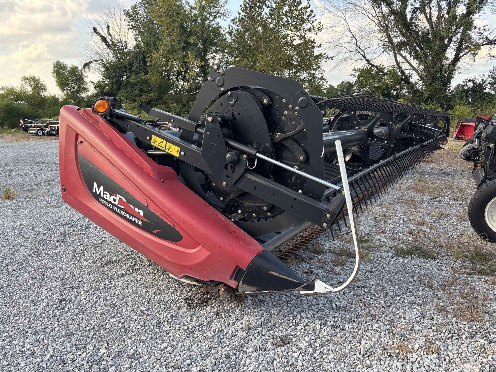 2017 MacDon FD75D Equipment Image0