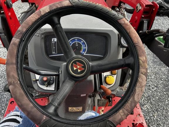 Image of Massey Ferguson 2705E equipment image 4