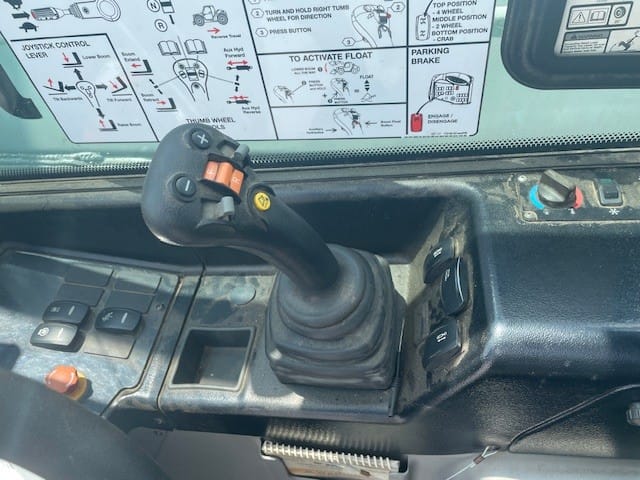 2018 Bobcat V519 Equipment Image0