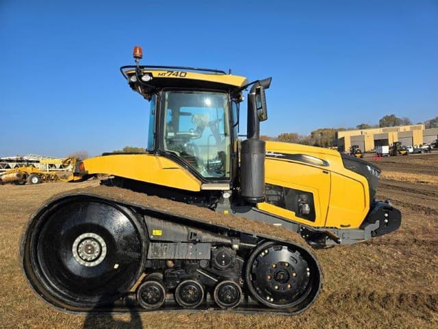 Image of Challenger MT740 equipment image 2