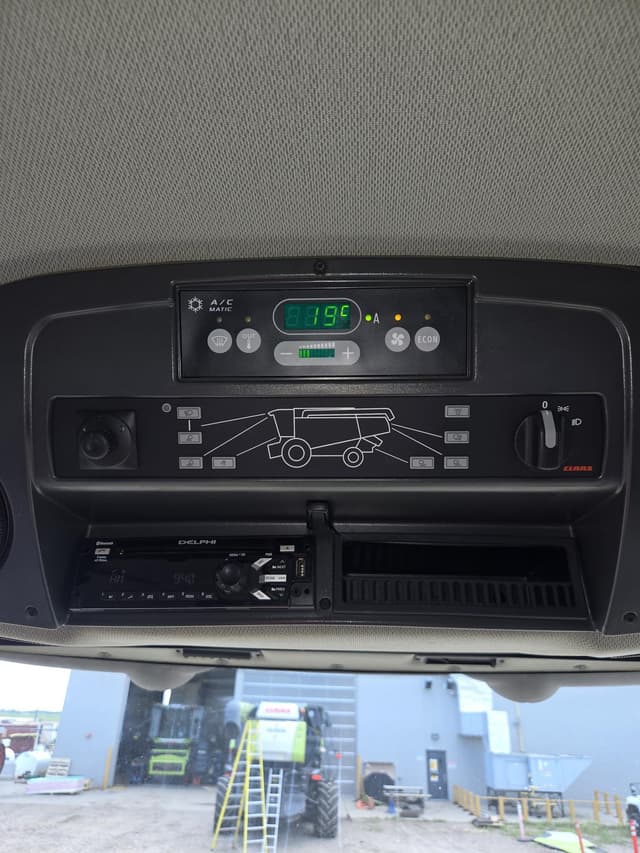 Image of CLAAS LEXION 760 equipment image 3