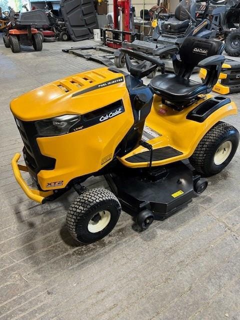 2018 Cub Cadet XT2 LX46 Equipment Image0