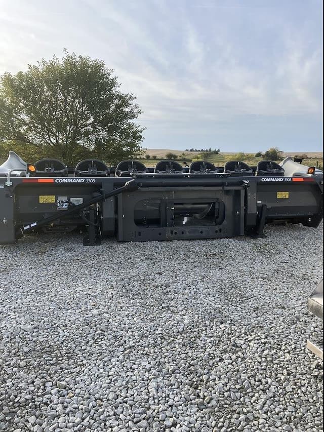 Image of Gleaner Command 3308 equipment image 4