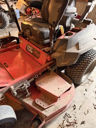 Image of Gravely Pro-Turn 260 equipment image 4