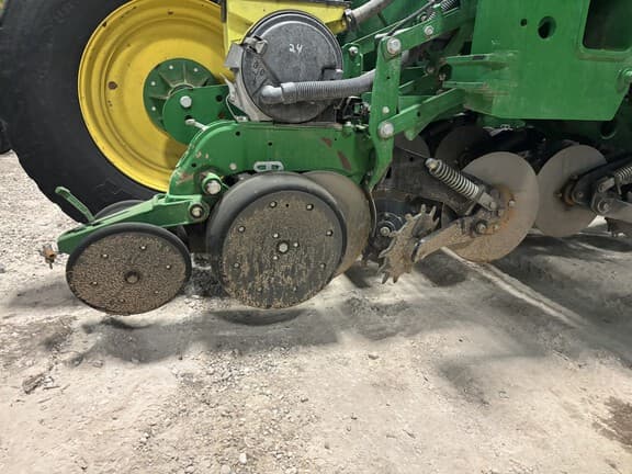 Image of John Deere 1775 equipment image 3