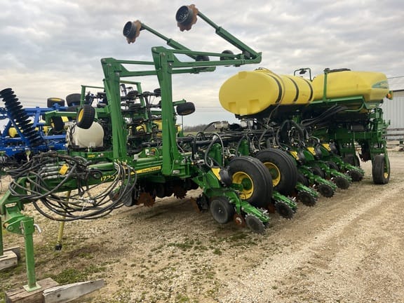 2018 John Deere 1775 Equipment Image0