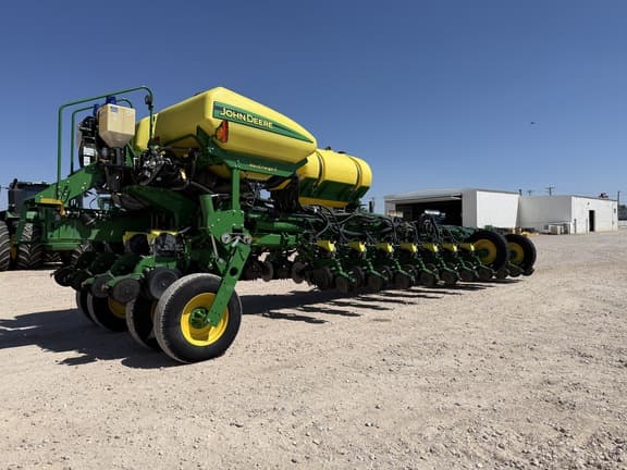 Image of John Deere 1775 equipment image 4