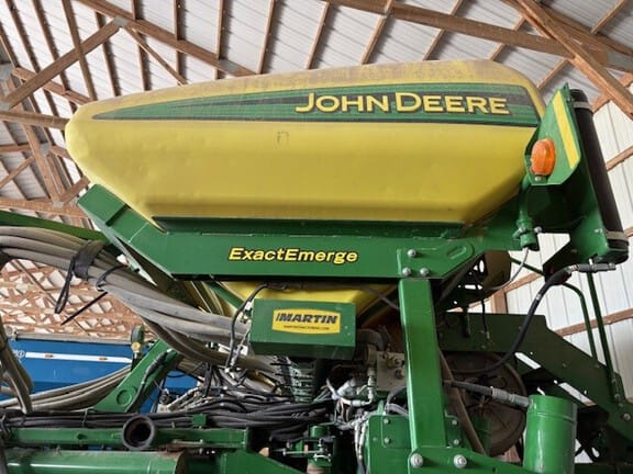 2018 John Deere 1775 Equipment Image0
